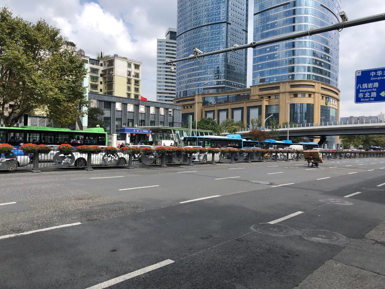 贵阳北京路一匝道路面出现裂纹,有塌陷隐患!目前交通管制