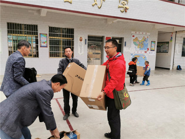 我的扶贫故事 | "挎包书记"唐德龙:走到哪儿包到哪儿,责任便追随到