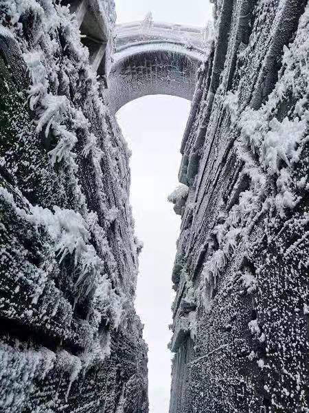 贵州梵净山现冰雪奇景