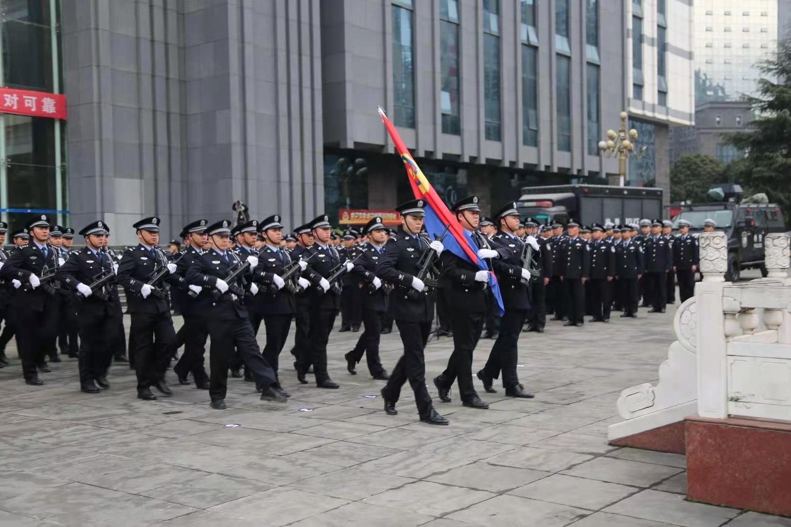 首个"中国人民警察节"铜仁公安局举行迎警旗宣誓仪式