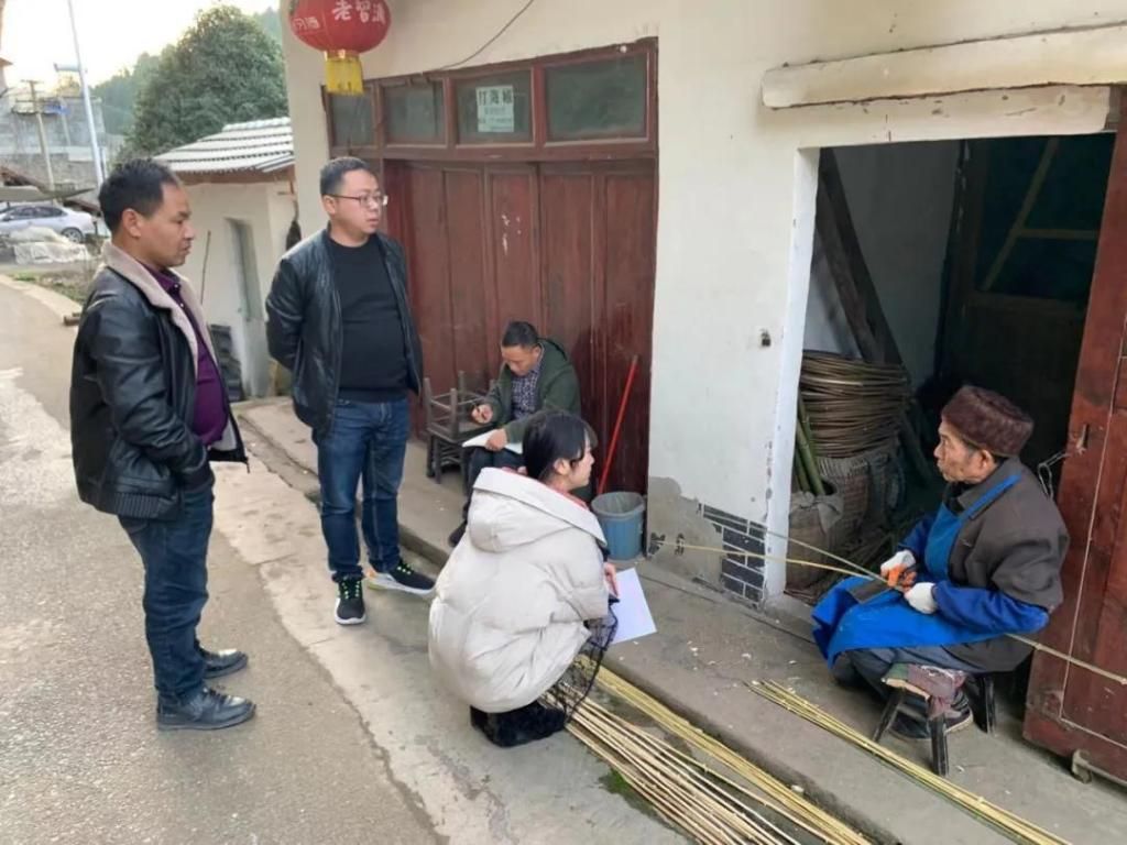 第一书记陈泳如:让群众喝上放心水 住上小康房 走上平坦路