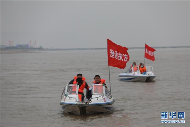 渔政执法船在黄河陕西洽川段巡航.