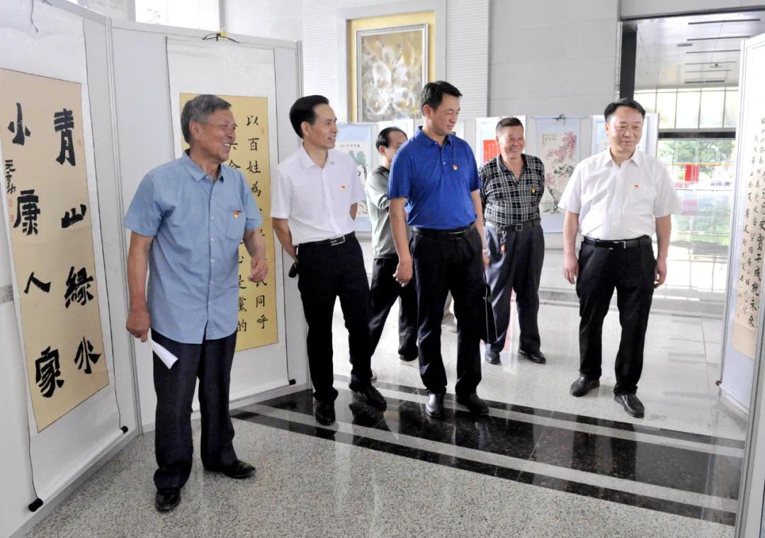 瓮安县委常委,县委宣传部部长夏吉友(左三)到现场观展