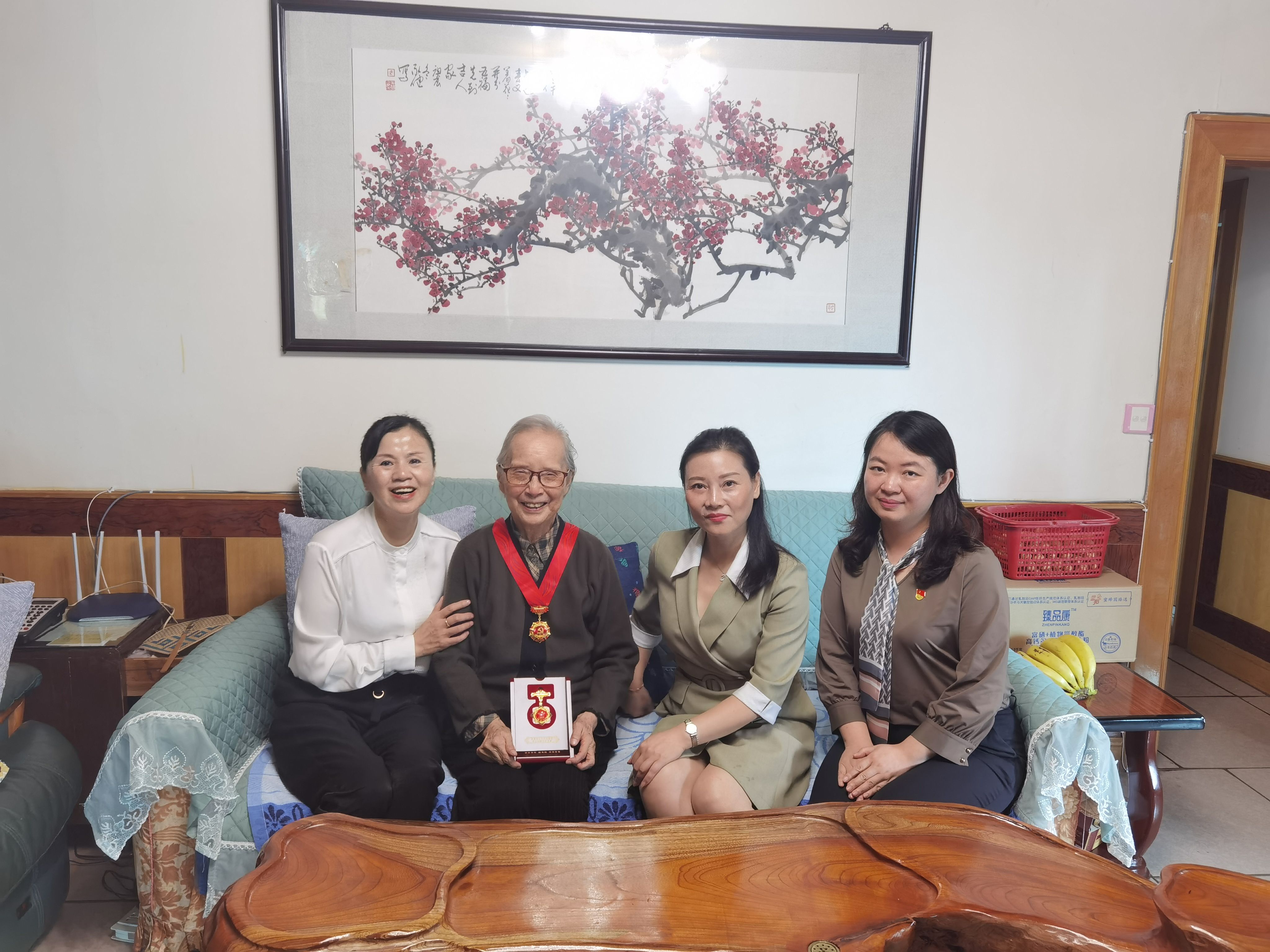 严肃,郭文,熊世桓,邹晓青等校领导分别到医院和家中看望老党员,代表