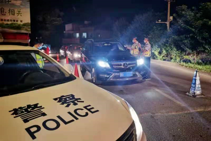 大白天警灯闪烁:交警居然查酒驾?没错!