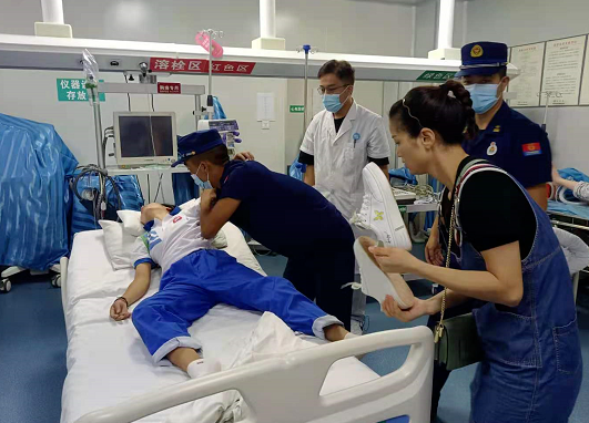 军训时突发疾病,女生呼吸困难晕倒!消防车变身"救护车"