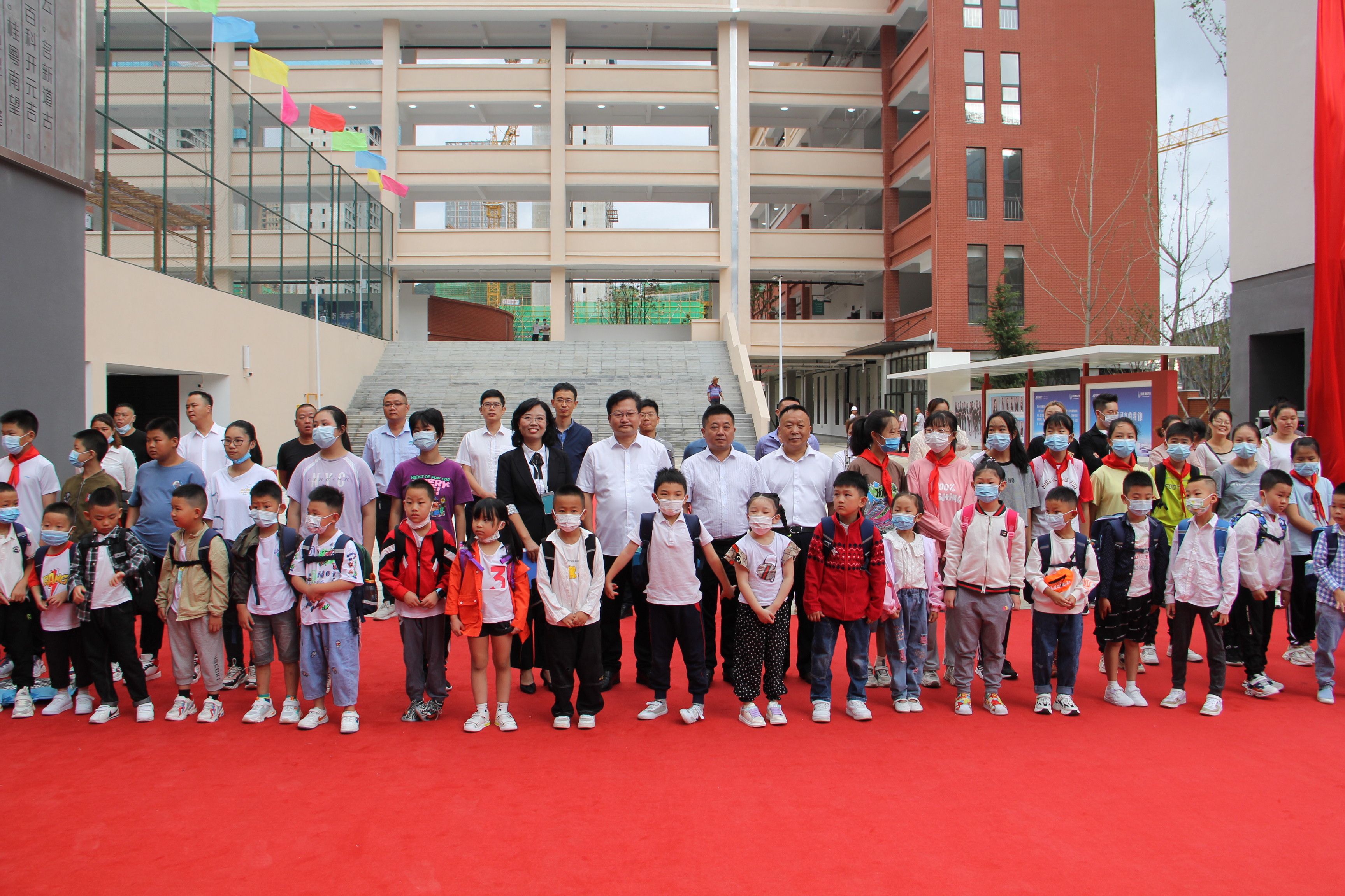 首钢地产副总经理,贵阳公司总经理侯锦山,甲秀小学书记,校长汪伟等
