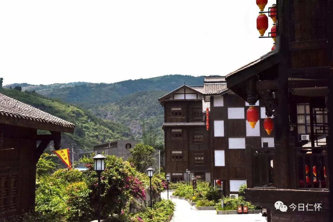 壮丽70年奋斗新时代沿河行美酒河镇马桑坪从古盐运村落到特色小镇的