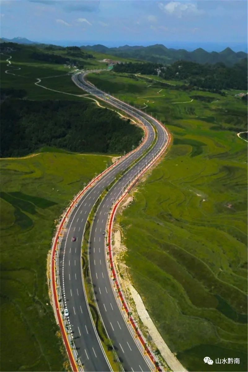 和贵阳市花溪区的城市主干道,始于贵都高速公路龙里县联络线拓宽段,经