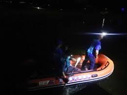 一年轻男子玉渊潭游野泳溺水身亡_蓝天救援队