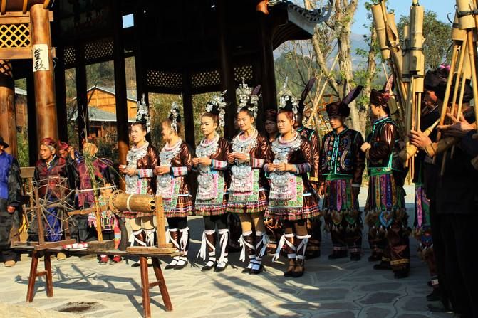 如拦路歌是主客双方歌队在村口隔着拦路的障碍物对唱;踩堂歌是男女歌