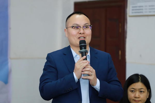 小学与泥湾小学开展"才智大脑扶智公益"培训活动,由特级记忆大师覃雷