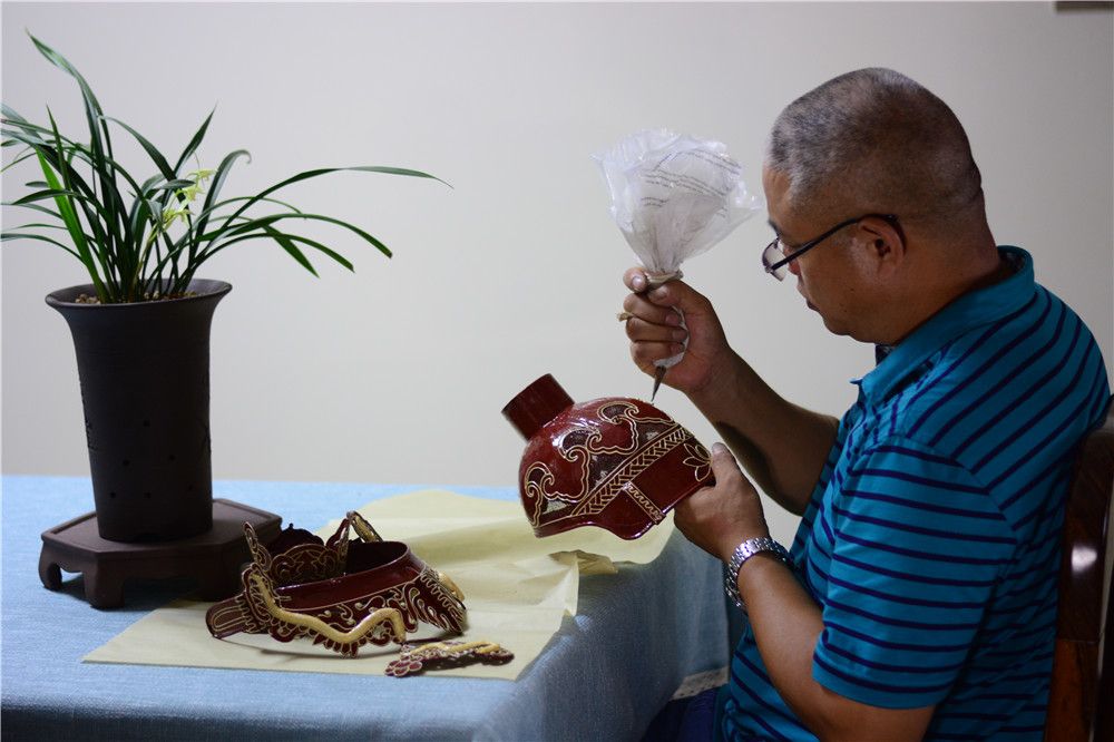 浙江金华婺剧盔帽制作技艺传承人梅立忠:冷门技艺藏绝活