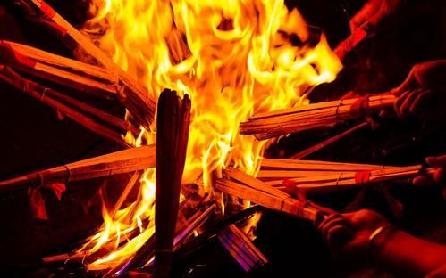 你不知道的贵州 | "持火照田以祈年"彝族火把节的传说