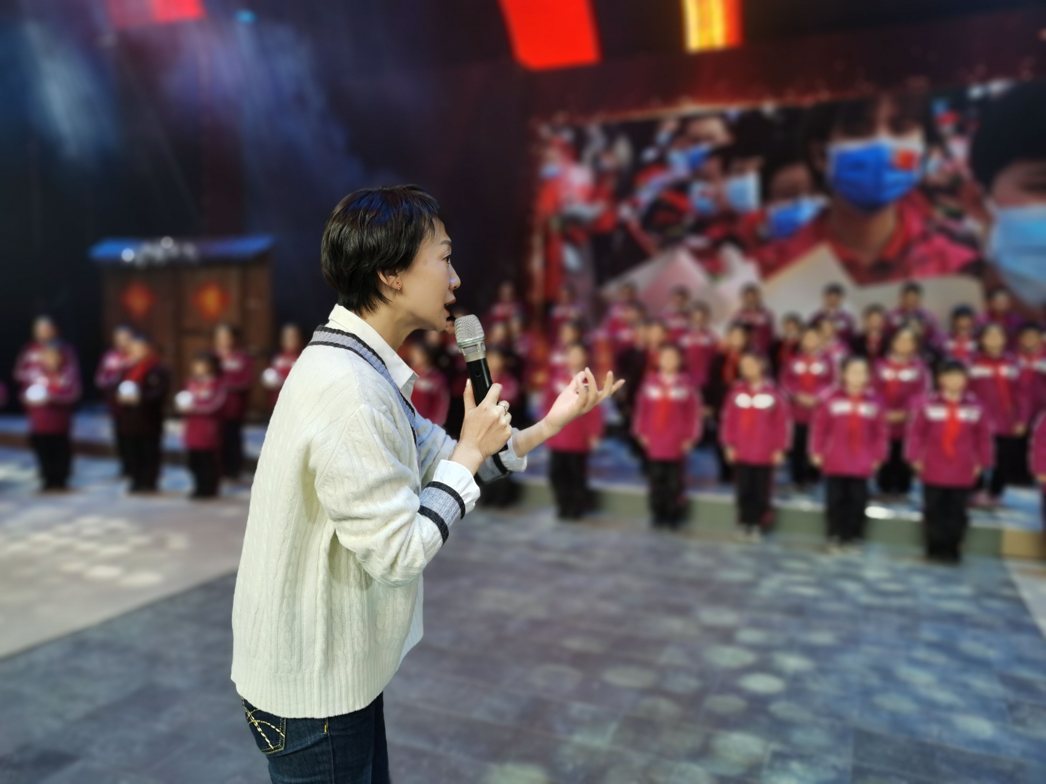 太阳雨栏目的蓓蓓老师带着小朋友们彩排神秘大型晚会