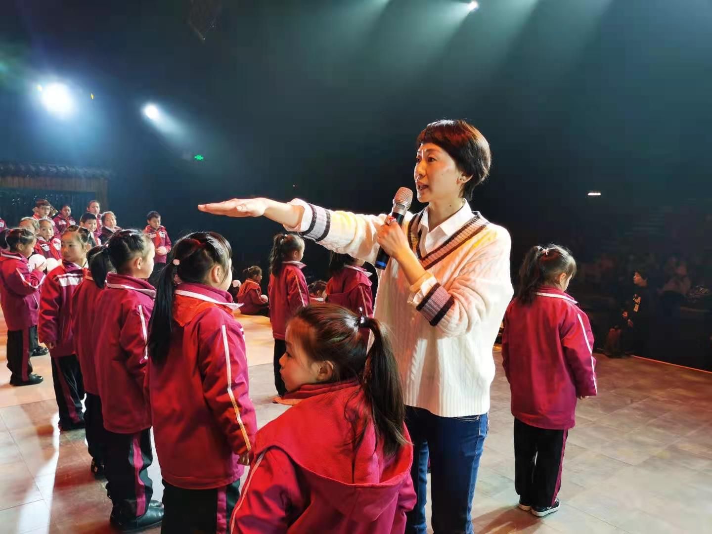 太阳雨栏目的蓓蓓老师带着小朋友们彩排神秘大型晚会