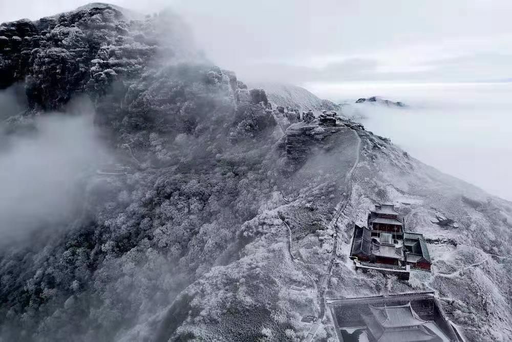 ɽֱѩ澰