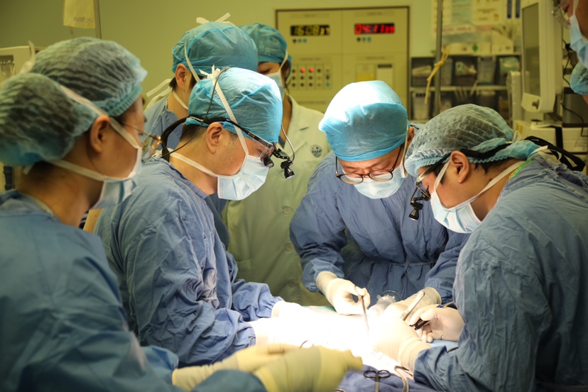 上海仁济医院肝脏外科主任夏强劈离肝源本文图均为上海仁济医院供图