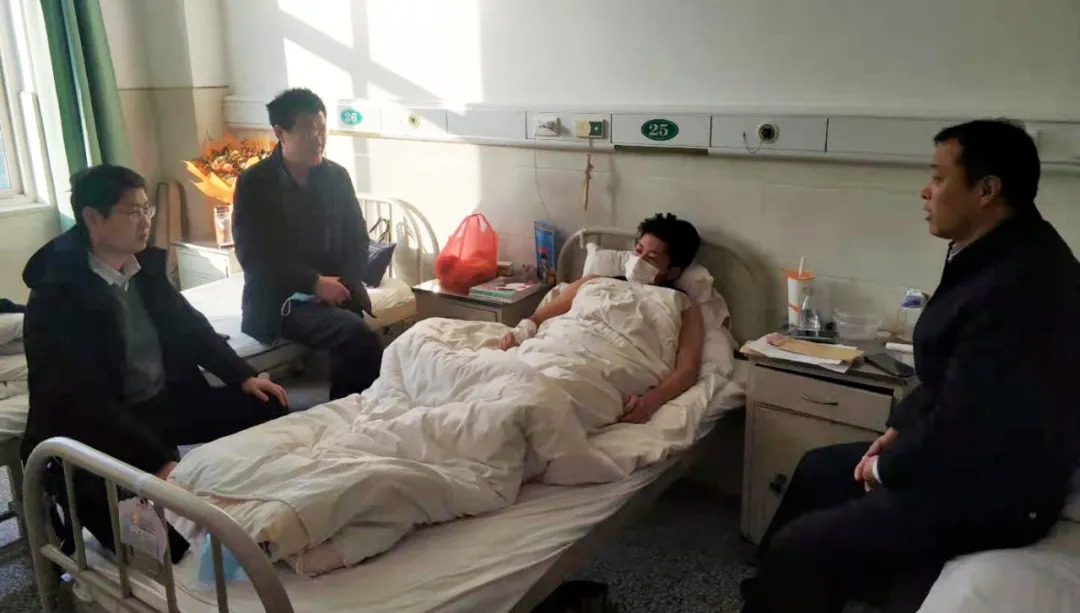 躺在病床上的刘一宁让人格外心疼