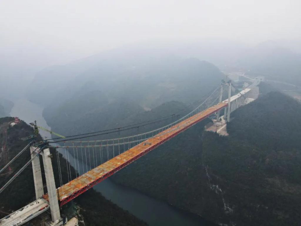 全长2000米遵义湄石高速一大桥顺利合龙
