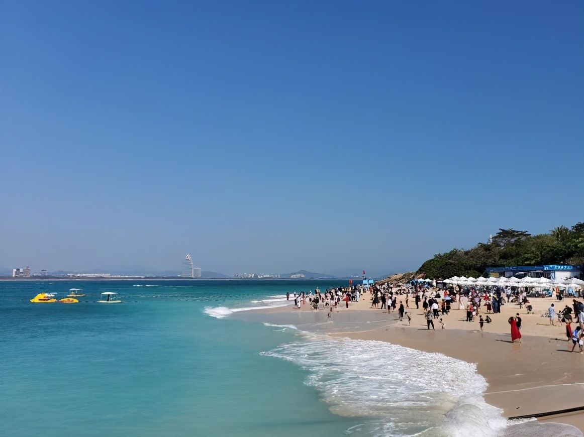 三亚蜈支洲岛的海边沙滩上,不少游客在安享冬日暖阳.