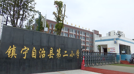 安顺市镇宁县二小老师 龚艳兰:电话里,他说老师我好想上学啊,我的头发