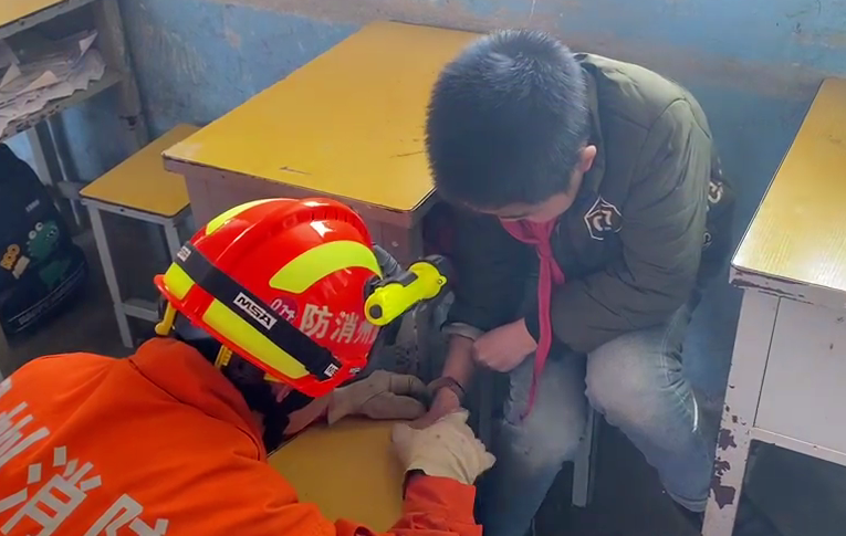 熊孩子捡来手铐玩耍,不料反被铐住……都是调皮惹的祸