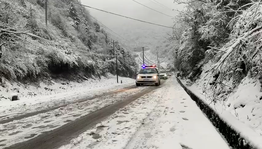 救護車雪地打滑,交警組織工作人員及群眾幫忙推車