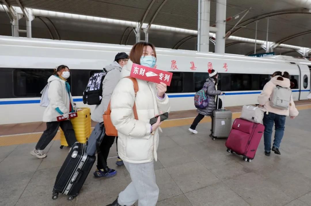 实现了学生不出校门即上车,下车即进站 全程闭环,无缝衔接 在大连市