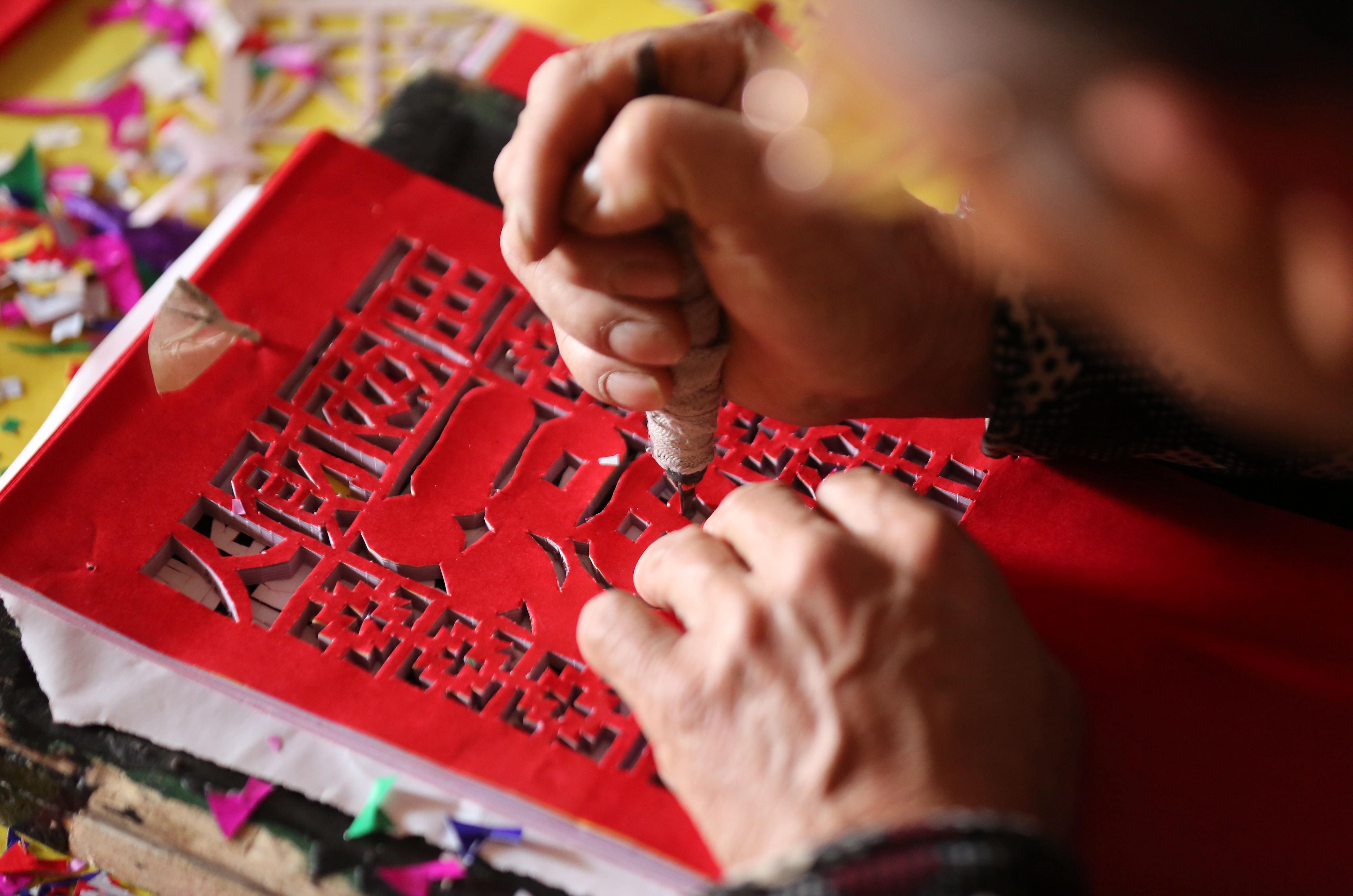 山东沂南县赶制挂门笺迎新春