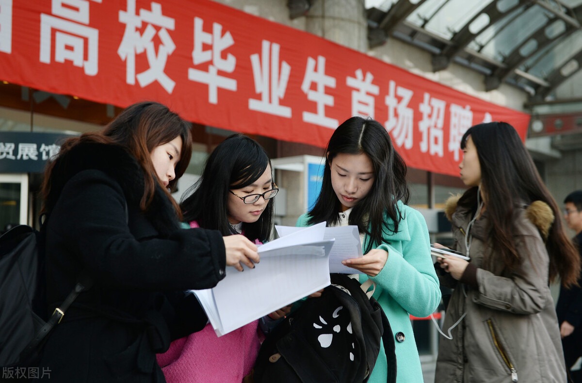 报告建议,在未来一段时间内,政府可以从强化大学生就业市场的信息传播