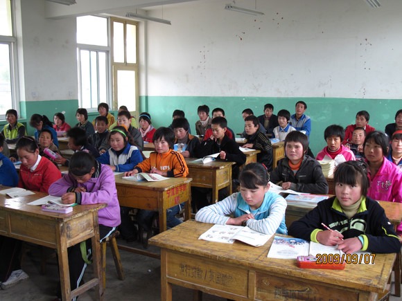 青年学子从1999年起开始奔赴宁夏西海固地区的西吉县开展支教扶贫工作