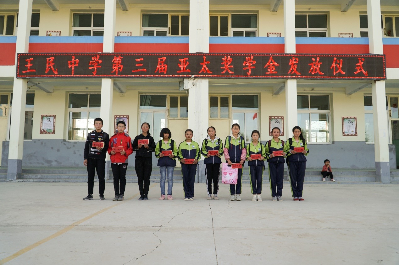 剧中的"白老师", 复旦研支团22年有247名,教过2万名学生