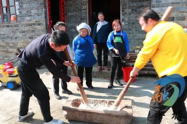 貴州平塘毛南族群眾:打餈粑迎新年;吃餈粑慶團圓