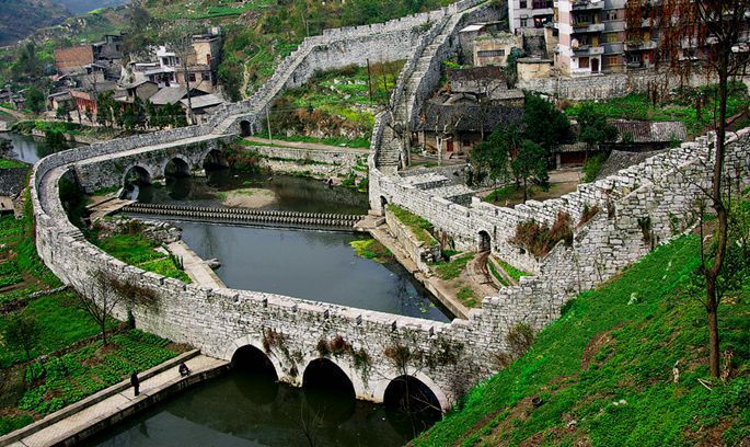 福泉的古城墙始建于明朝,六百多年来一直保存完好,特别是小西门水成一