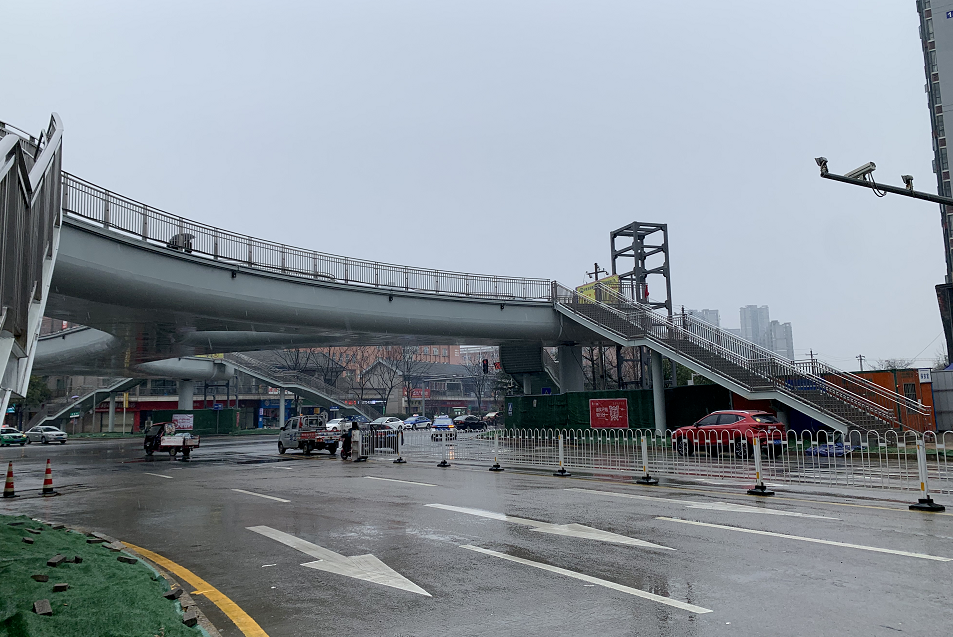 美观又实用贵阳这座人行天桥投入使用八条梯道便于出行