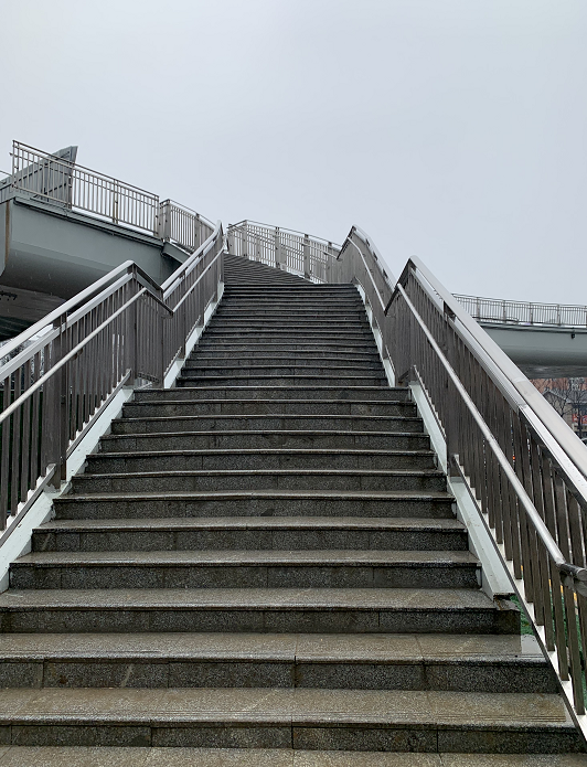 美观又实用!贵阳这座人行天桥投入使用!八条梯道便于出行