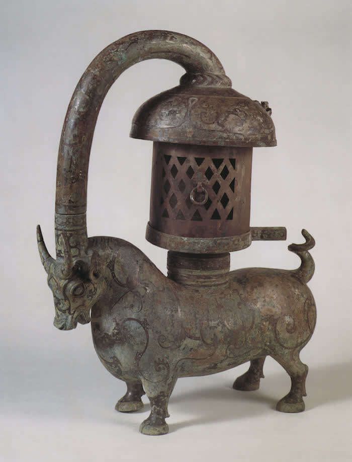 1980年在江苏邗江区出土的错银牛灯(图16)