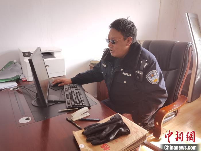 青海"墨镜警察":二十三载涉险克难守护蒙旗草原