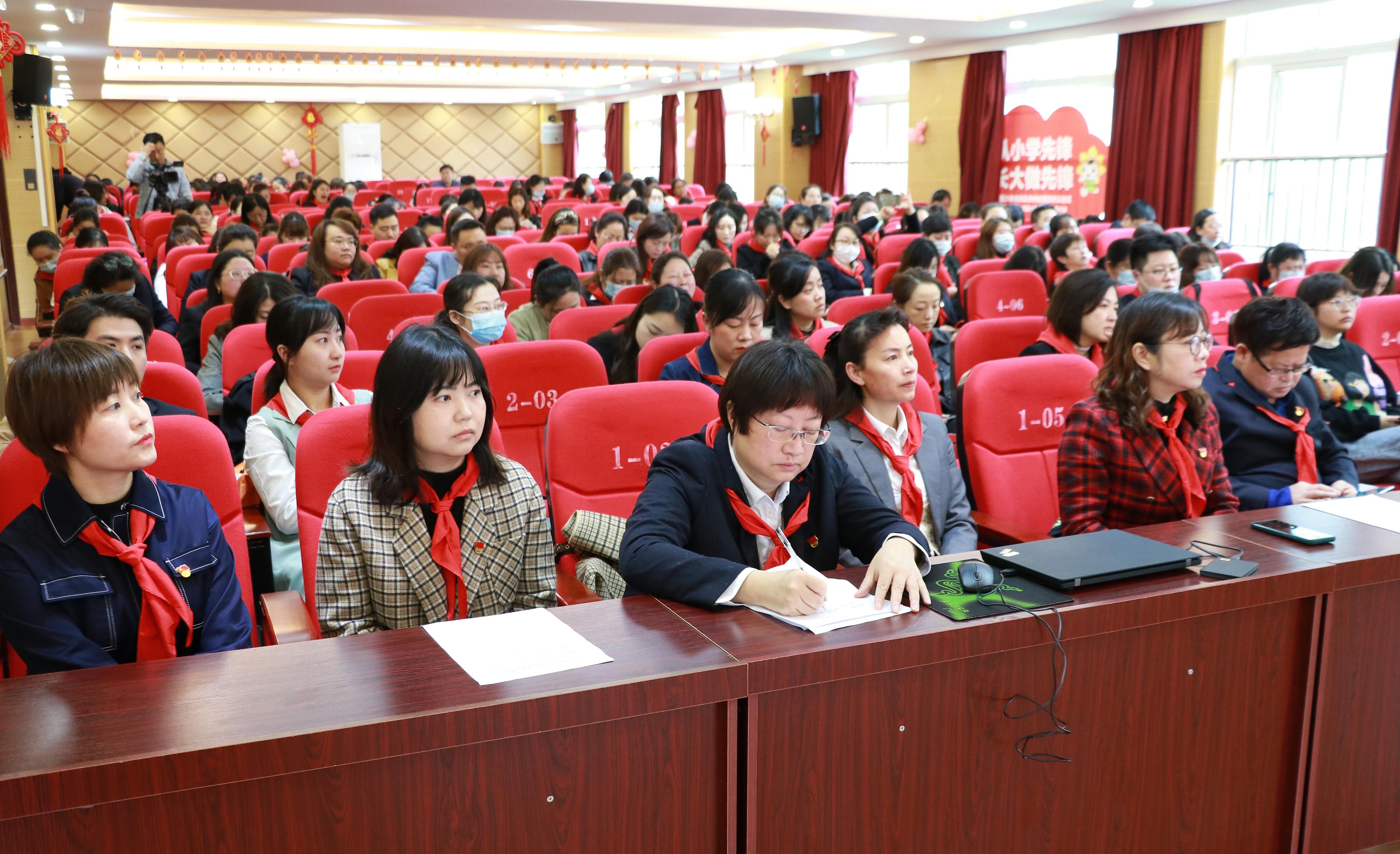 贵阳市实验小学赵佳莉图片