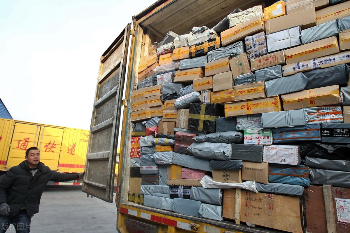 2020年我国农村地区收投快件超过300亿件,直投到村比例超过50%