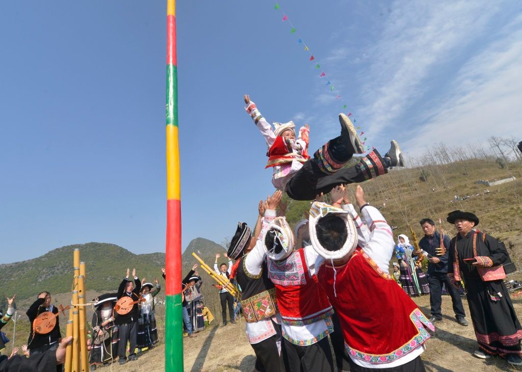 广西隆林苗族跳坡节爬坡杆上的舞者