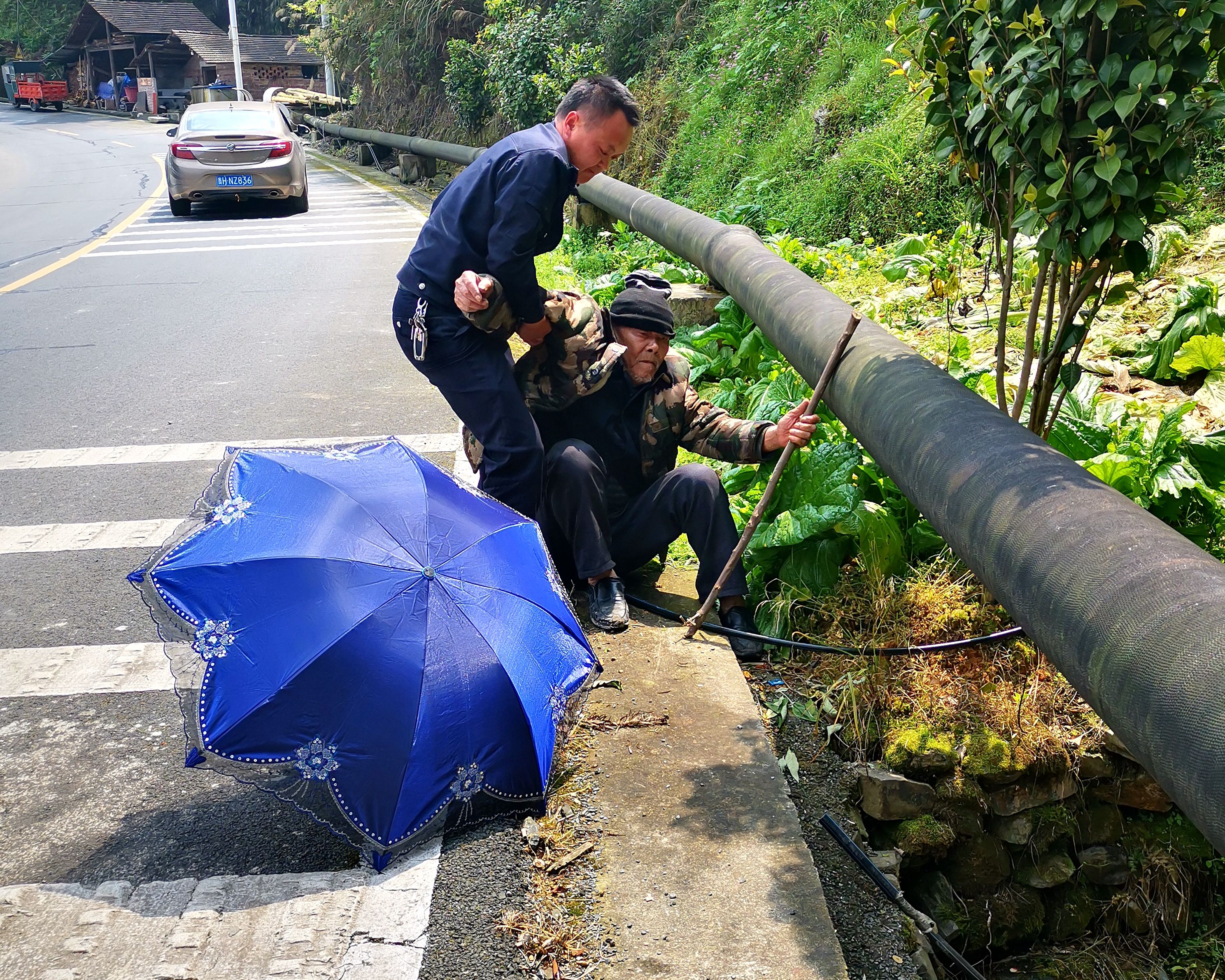 3月29日11时许,锦屏县公安局河口派出所民警,辅警入村开展消防防检查