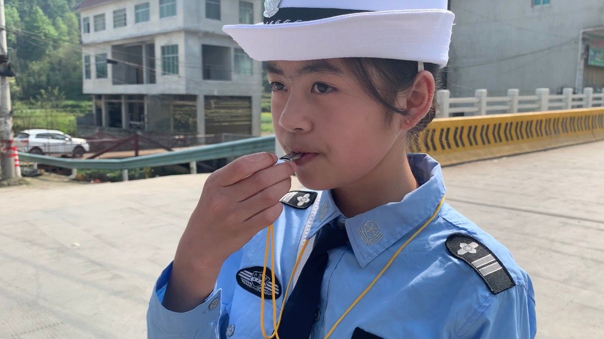 眼中的家乡变化,小学六年级未毕业,但她也加入到了"小交警"的队伍当中