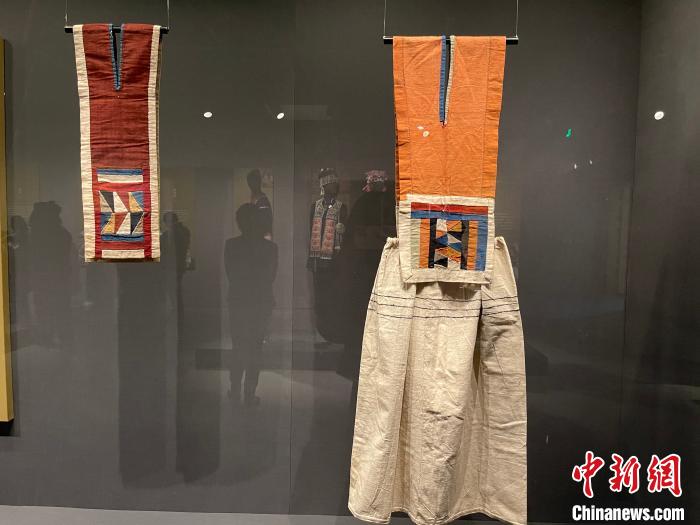 云南哈尼族服饰浙江展出 被誉为"用针线书写的史书"