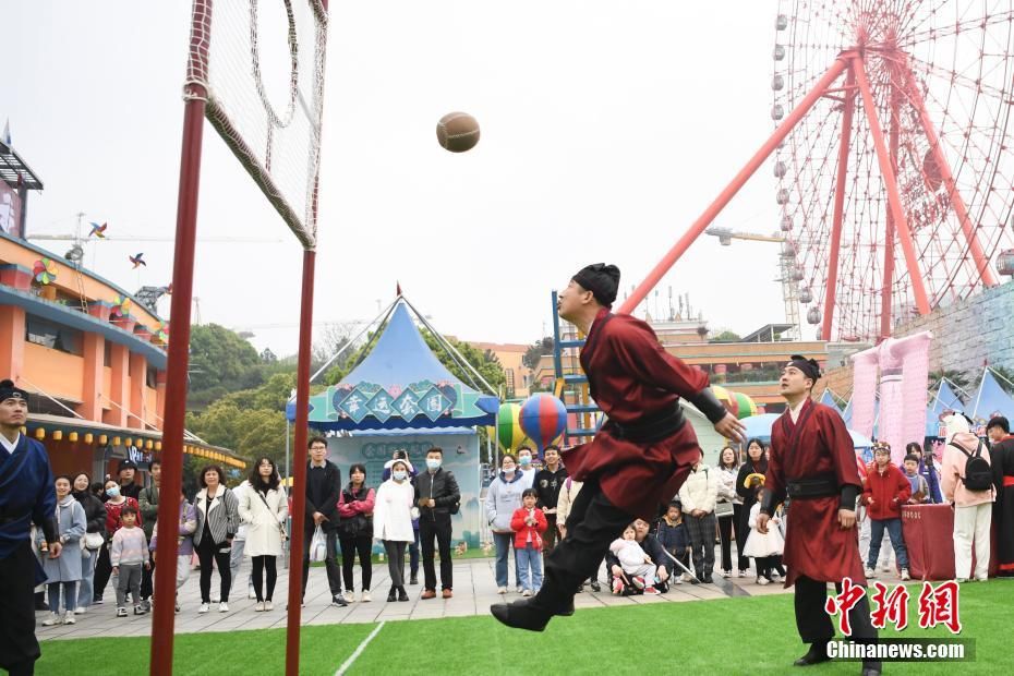 长沙举办清明蹴鞠