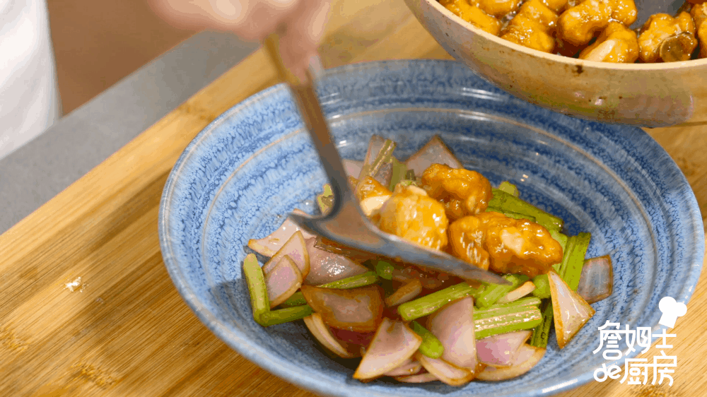 【6】盛盘 将炒好的排骨铺在蔬菜上,撒上白芝麻,一盘诱人的蜜汁排骨就