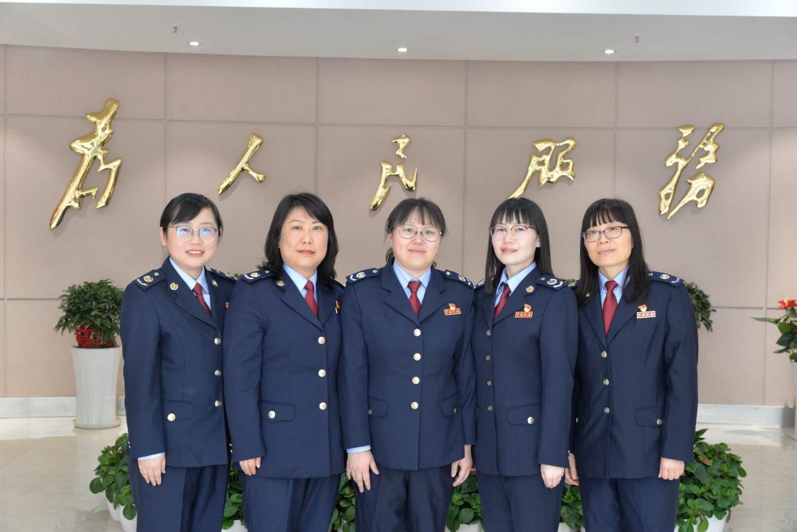 她们,就是国家税务总局贵阳市税务局企业所得税科的6名女税官.