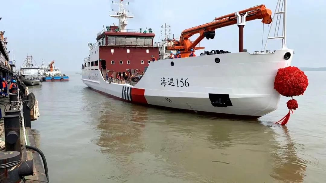 我国首艘具备破冰能力的大型航标船海巡156轮正式下水