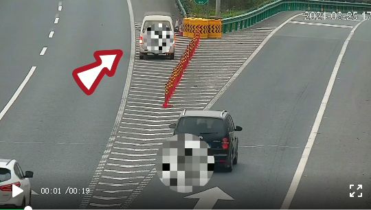 湖北高速一辆面包车在公路匝道口分流处倒车被处罚